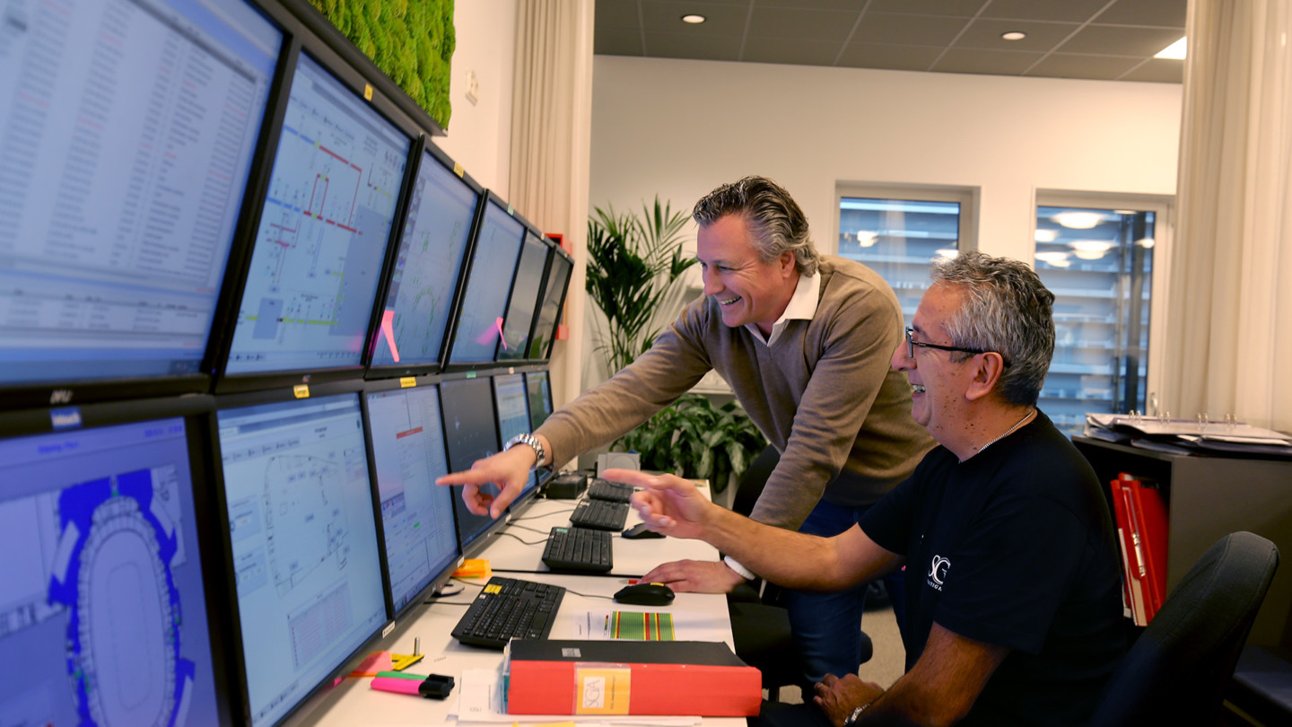 Andreas och Juan Carlos på SGA Fastigheters kontor